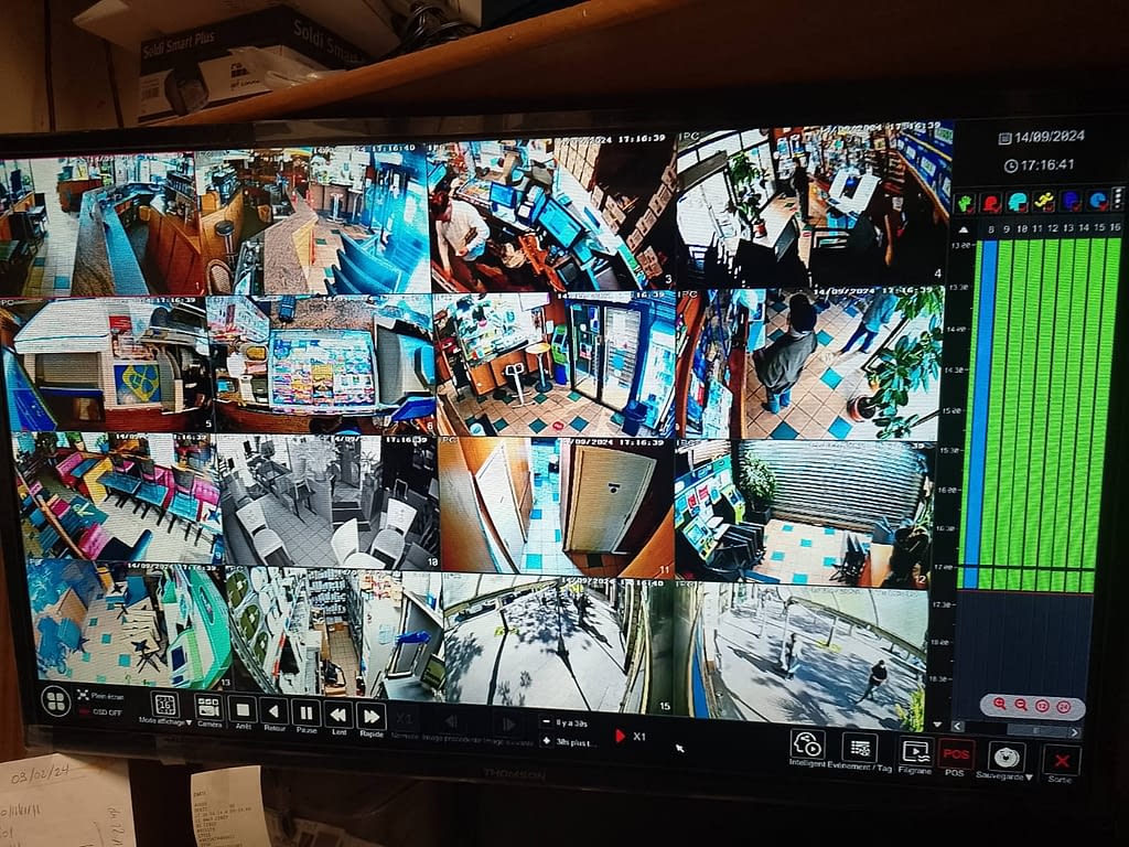 Employés de commerce protégés par des mesures de sécurité et un environnement de travail sécurisé